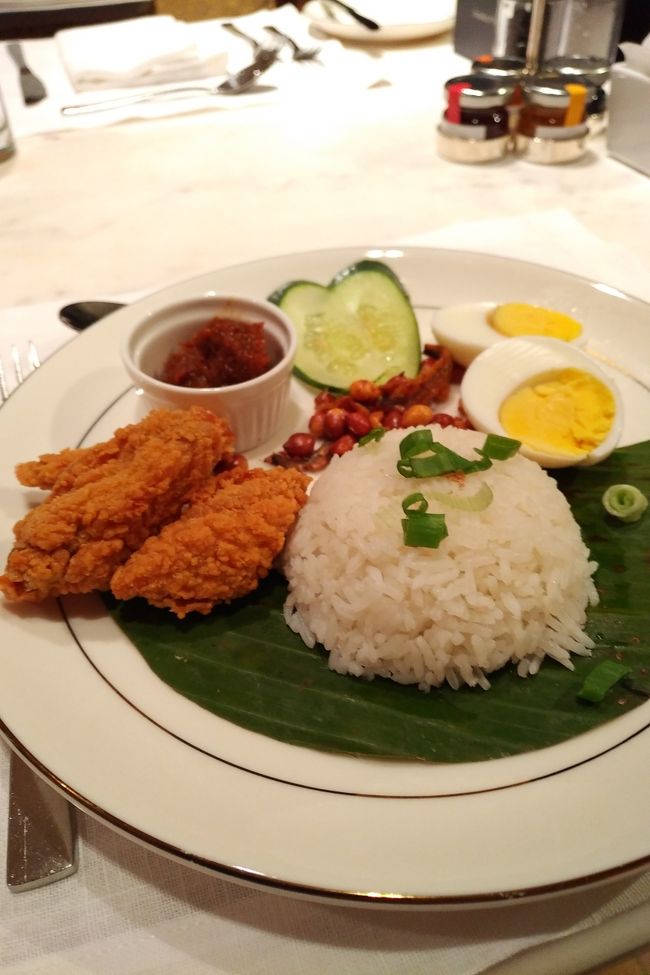 翌朝のラウンジ飯。<br />鳥からが良くわかりませんがナシレマ