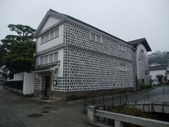 江戸時代に建てられた米蔵を使った倉敷考古館。