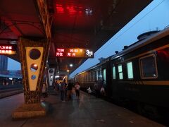 洛陽に到着する４０分ぐらい前に車掌さんが個室の扉を開けにきて、全員身じたくします。そのうち車掌さんが再びやってきて切符を返却していきました。
駅横のKFCで6時過ぎまで時間をつぶす。洛陽の今日の天気など調べたり。