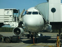 9時間20分の空の旅
ほとんど映画鑑賞

ヘルシンキへ予定より30分早く到着
パスポートコントロール
日本の国旗の列に並びます
大行列です
案内も入国審査も日本語でした
去年は英語だったけど...
周りは日本の方ばかりです
私はタリンへ乗継ぎです
乗り継ぎ時間は1時間半　余裕です。
スイスのガイドブックを皆さん持っているのでこの後スイスなんですね！
バルセロナ行きの搭乗口にもたくさん日本の方がいらっしゃいました
そしてタリン行きにも...
日本国内の空港のようです

搭乗まで時間があるので散歩していると
窓の外で飛行機の掃除をしている
操縦席の窓も人が拭くんだ・・・
窓...案外ちっこい！

搭乗開始です
飛行機まではバスで移動です
小型機...プロペラです