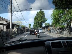 9:10

道の両側に沢山の石像。

バトゥブラン村にやって来ましたよ。