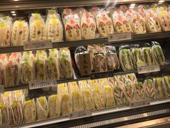 ごはんのあとは阪神百貨店のデパ地下で翌日の朝ごはんにサンドイッチ購入