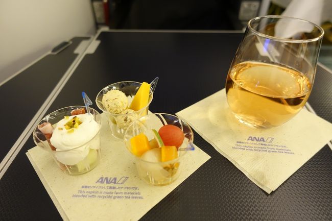 ＜ワイン＞<br />フィギエール・キュヴェ・マガリ・ロゼ 2016<br />＜アミューズ＞<br />鱸のエスカベッシュ ライム風味<br />メロンとコッパハムをクリームソースで<br />クリームチーズボールとチェダーチーズ<br /><br />ITM→HNDで読んだ翼の王国に「期間限定で日本発着の欧州路線でロゼが楽しめます」と記載があったので、ロゼにしてみました。<br /><br />アミューズは4品中この3品をチョイス。<br /><br />深夜便ですが祝日出発で、体力的に余裕があるのでまだまだ起きてますw