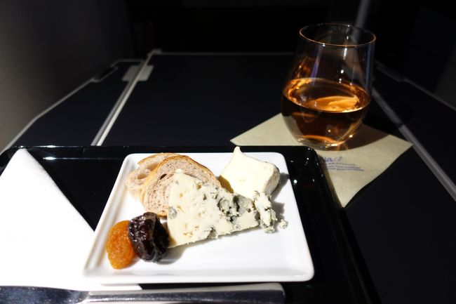 ＜チーズプレート＞<br />ブリヤ・サヴァラン、ブルー・デ・コース A.O.C.<br /><br />せっかく期間限定なのでロゼをおかわり。<br /><br />あとはチーズプレートも。<br /><br />このチーズプレート、お昼の便ではお腹いっぱいでチーズまでたどり着けないので、今回の深夜便で食べようと狙ってましたw<br /><br /><br />大好きな007（8月はスペクター）、さらにキングコングと映画を2本も見ながらワインとチーズを満喫し、本日はおやすみなさい…zzz