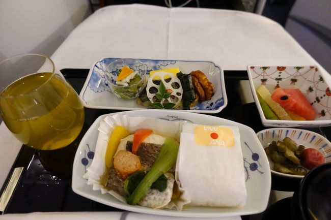 ＜前菜＞<br />鯖一干し<br />烏賊つらら ゴーヤ浸し<br />もろこしさつま揚げ<br />カステラ玉子<br />＜主菜＞<br />蒸し鯛香り餡掛け<br />俵御飯<br />＜その他＞<br />味噌汁、香の物<br />フルーツ<br /><br />到着前は和食。結構揺れたので、下寄りの写真ですね。