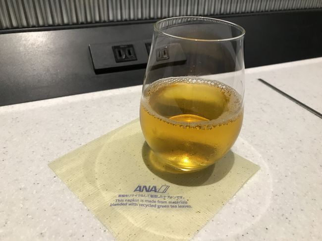 この日（8/11）は山の日で祝日。<br /><br />お昼はお友達とランチして、夕方帰宅しシャワーとパッキングをして伊丹から羽田へ。<br /><br />伊丹ではお茶です。<br />（私の中で、国際線の出発空港で最初のビールというのが好きなんです）