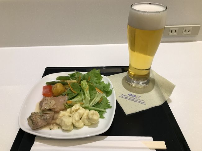 羽田到着。今回は往路のみUG対象運賃だったのですが、未だ落ちてこず…。<br /><br />HNDでカウンターに寄り、グラホのお姉さんに調整していただき、無事ビジネスになりました！<br />（このカウンターの方、対応が素晴らしかったです！これだからANAやめられない。）<br /><br />夏休みの影響かいつも座る窓側が全く空いておらず、奥のカウンター席へ。<br /><br />往路Cのため、小皿にミールを少しともちろんのビール！