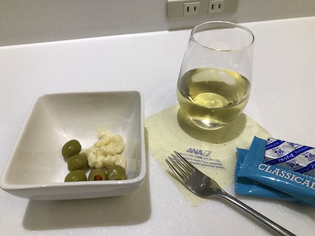 オリーブとカルボナーラ味のマカロニサラダをおつまみに白ワインを。<br /><br />伊丹の最終便って伊丹空港の門限時間の関係で20時台発なんですよね。<br /><br />なので羽田の深夜便を利用する際は、結構待ち時間があります。