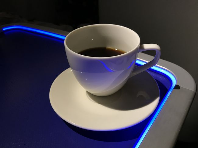 食後のコーヒーをいただきながら、スカイマップを見つつ到着まで過ごします。