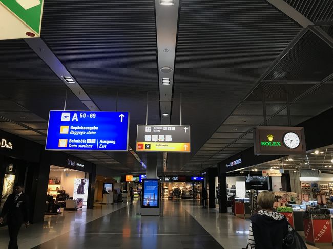 FRAに到着。定刻に着きましたが、サテライト側に着いたのか、電車→結構歩いてターミナルへ。<br /><br />乗り継ぎのイミグレも結構混んでて、全部で1時間ぐらいかかったかな。<br /><br />もちろんセネターを目指します！