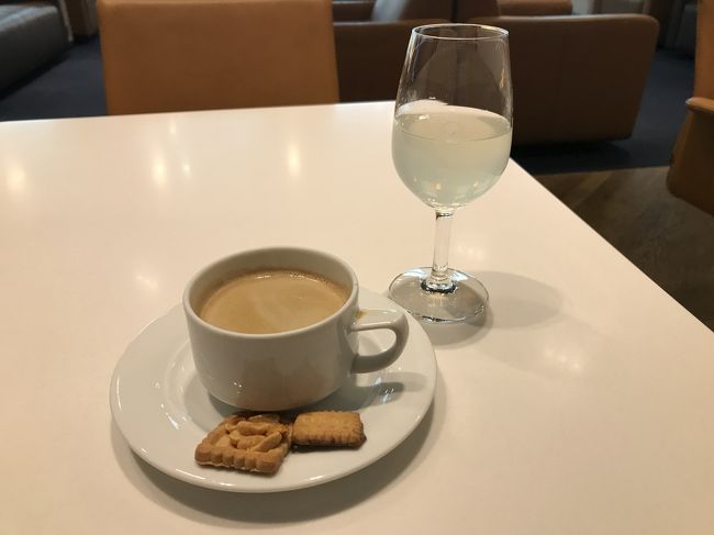 レモネードもワイングラスでいただきますw<br />（これが使いたいだけ＾＾；）<br /><br />乗り継ぎで2時間ほどあったので、iPadで映画見ながら過ごしました。