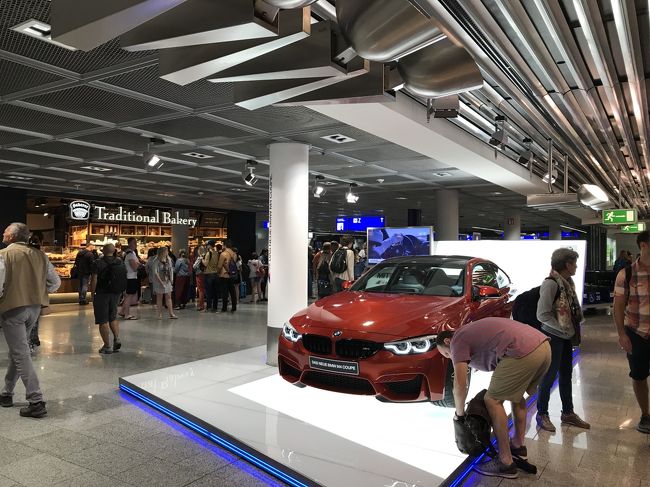 この付近はだいたいドイツ車の展示がある気がしますが、今回はBMWでした。<br /><br />ドイツ人の少年が横で「BMWじゃん。」ってドイツ語で言ってたのが可愛かった（BMWの発音がドイツ語だったのがプチ感動。そんな私は大学の第2外国語がドイツ語。もう自己紹介しかできないけどw）