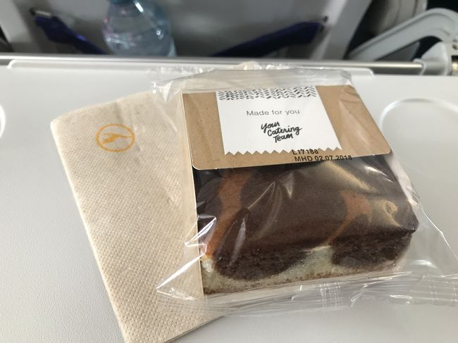 今日はパウンドケーキをチョイス。結構おいしくて完食。<br /><br />ポルトまでは約3時間。ドイツとポルトガルは時差1時間なので、時計を再度直します。