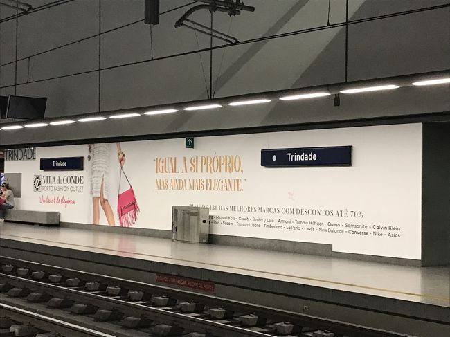 紫のE線のエアポート駅からTrindadeで黄色のD線に乗り換えて、ホテル最寄のAliadosまで地下鉄で移動します。<br /><br />地下鉄乗車のandanteカード（24h）を購入しましたが、ポルトの街自体がコンパクトだったので、結局電車は空港からの移動のみの利用でした。<br />（※24時間乗り放題のカードです。ポルトの滞在が短い方は空港→市内の1回券でも十分かもです。）