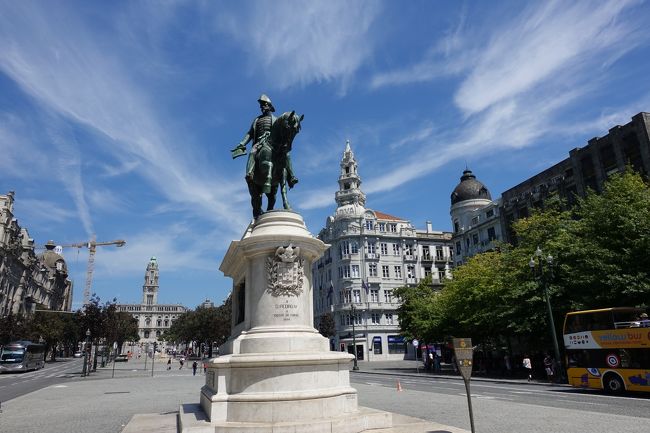 アリアドスの広場。<br /><br />快晴でとにかく暑いです！でもお天気で観光日和！<br /><br />街歩き開始です☆