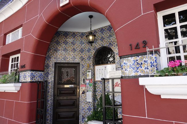 ポルトガルと言えばアズレージョ（タイルのことです）。<br /><br />街中のいたるところにアズレージョがあふれてます。<br /><br />こちらは多分普通のレストラン（←失礼w）なんだろうけど、アズレージョが可愛いです。