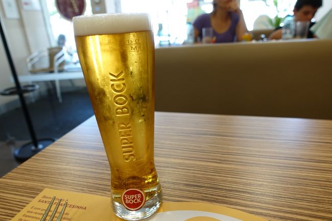 Santa Francesinhaというお店へ。<br /><br />まずはお昼ご飯。ポルト名物のフランセジーニャを。<br /><br />「フランスの女の子」という意味で、フランスに出稼ぎ行った子がクロックムッシュをポルトガル風にアレンジしたメニューだそうです。<br /><br />土曜の昼下がりのせいかどこもテラスが埋まってたので店内へ。<br /><br />ポルトガルビールのSuper Bockで乾杯☆