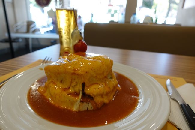 このお店、店名の通り色々なフランセジーニャがあります。<br /><br />せっかくなのでスペシャリテ的なものをオーダー。<br /><br />ものすごいボリュームです…！<br />