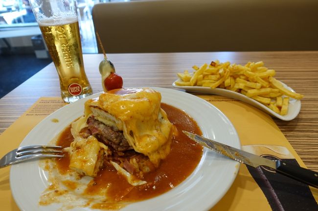 フランセジーニャにはフレンチフライがつくそう。<br /><br />こちらスペシャリテというだけあって、中にステーキが。<br /><br />ビールとの相性バツグンです。<br />（完食は無理だったけどほぼ食べた…）