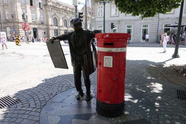 お腹いっぱいになったので、街歩き再開です。<br /><br />ポスト横に銅像が。