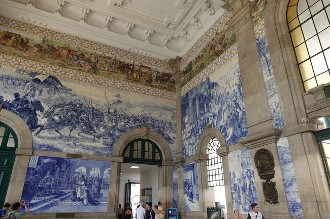 四方全てアズレージョ。<br /><br />ポルトガルにまつわる歴史の出来事が描かれているようです。<br /><br />駅を利用しない観光客もたくさんいました。