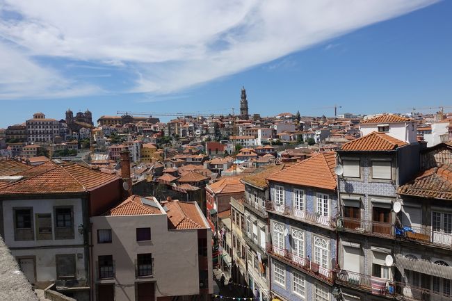 ここからは旧市街地が見渡せます。<br /><br />赤い屋根がノスタルジア。<br /><br />写真右側の建物の壁にもアズレージョが。