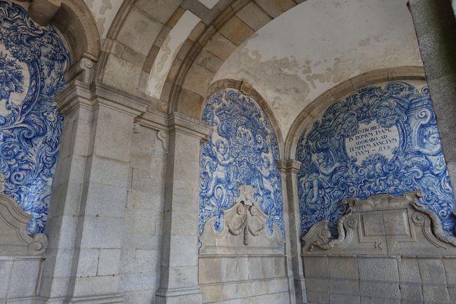 回廊の内壁にもアズレージョ。<br /><br />本当に至る所で見ることができます。<br /><br />触発されて、お土産屋さんでアズレージョのマグネットを購入しましたｗ