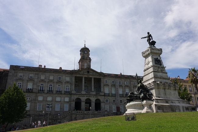 ボルサ宮。<br /><br />ボルサとは「証券取引」という意味だそうで、つい最近まで証券取引所として使用していた建物だそう。<br /><br />手前はエンリケ航海王子の像。