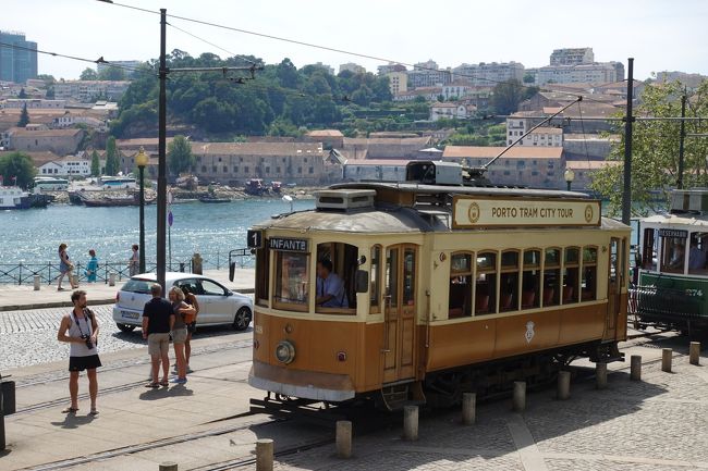 ドウロ川へ向かいます。<br /><br />こちらもケーブルカーは観光用みたいでした。<br /><br />どちらかと言えばリスボンの方がイメージが強いので、この後リスボンで見るのが楽しみ＾＾