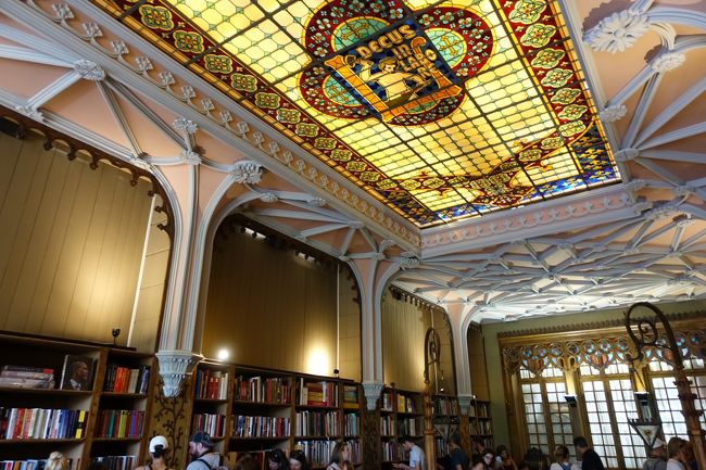 記念にしおりを買おうかと思ったけど、本じゃないと入場料のクーポンは使えないようで残念でした。<br /><br />朝から夜まで行列しているのですが、朝一や閉店前だと少しは人が少ないかな？