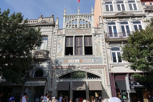 次にやってきたのが「レロ・エ・イルマオン」という本屋さん。<br /><br />あのハリーポッターの舞台にもなった美しすぎる本屋さんです。<br /><br />ちなみに本屋さんですが観光地になっているせいか、入場料が必要です。<br />（それも本を買うクーポンになるので、本を買えば実質タダですが）