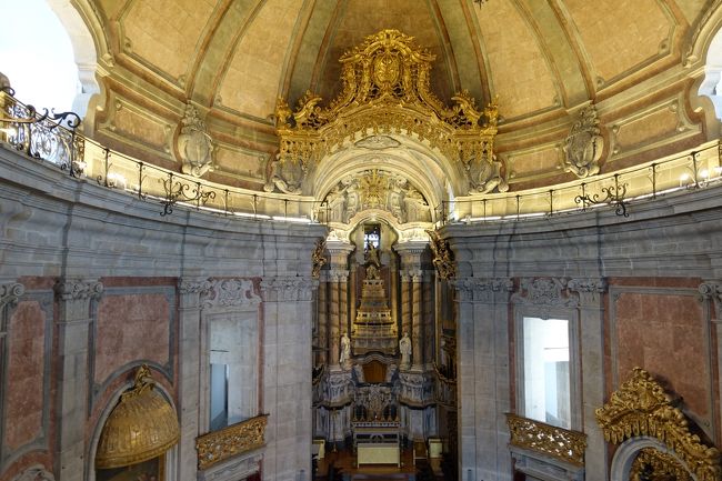 こちらは教会。薄いピンクと黄金の装飾が美しい！<br /><br />この後、225段と言われている細い階段を上って塔へ向かいます。<br /><br />昨年タリンで心折れそうになりながらうす暗い階段を上った私にとっては、こちらの階段は余裕でした！