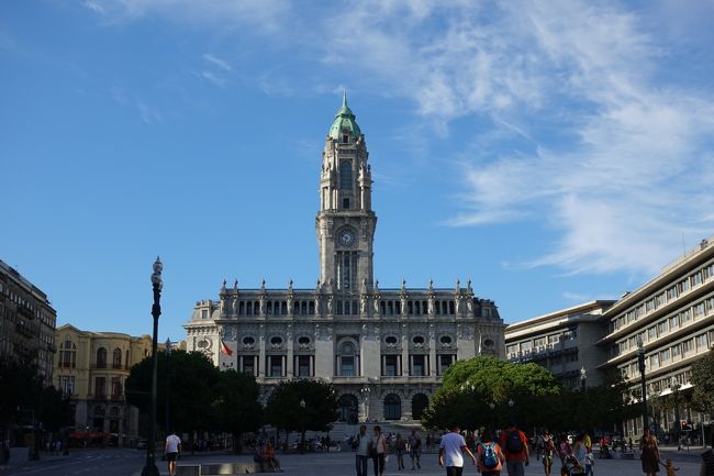 アリアドスの広場に戻ってきました。こちらは市庁舎です。<br /><br />移動＆歩き回って疲れたので、ホテルで少し休憩。