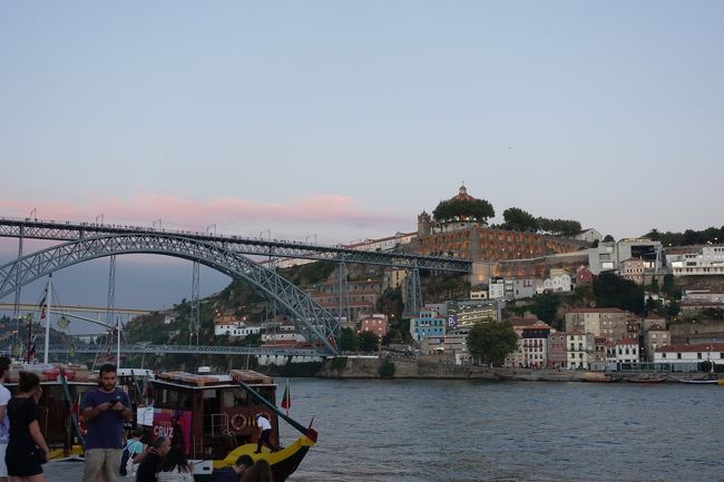 食後は夕暮れのドウロ川を見に行ってみることに。<br /><br />夏の欧州は日が長いので、夜のライトアップはまだまだですね。<br /><br />でも日が沈む夕暮れもとてもきれいでした＾＾