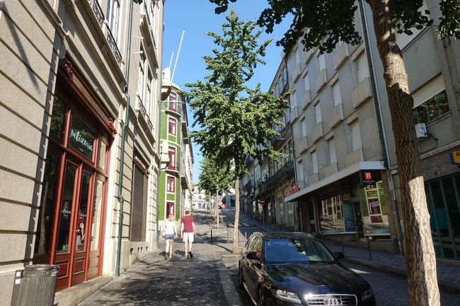 さて2日目。<br /><br />午後には次の目的地であるアヴェイロへ向かうので、朝から街歩きを開始。