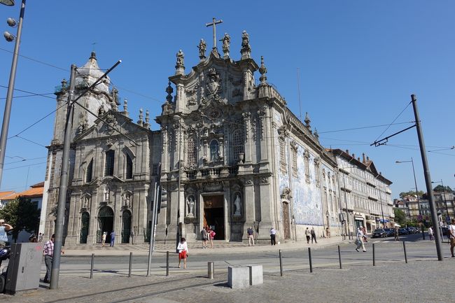 昨日、遠目から見て気になってたアズレージョが美しいこちら。<br /><br />カルモ教会でした。