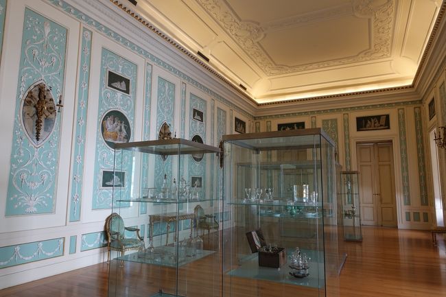 絵画だけでなく、食器の展示もあります。<br /><br />展示もさることながら、この部屋の壁や天井もステキ。