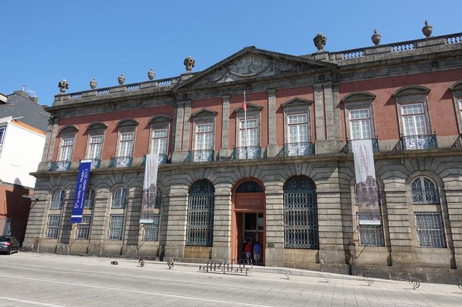 今日の目的はこちらのソアーレス・ドス・レイス国立美術館。<br /><br />ポルトガル最古の美術館だそう。<br /><br />日本の南蛮屏風の展示もあるそうで、なかなかオリエンタルだな。<br /><br />ちなみにチケット買う時、「学生証ある？」と聞かれたw<br /><br />あるわけないよーと思いつつ、やっぱりアジア人は若く見えるんですね。<br /><br />「日本に置いてきたけど大学1年生よ」とでも言えばよかったか…。