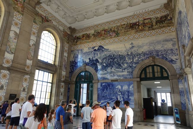 サンベント駅に寄って、サンベント→アヴェイロのチケットを購入。<br /><br />相変わらずアズレージョ目的の観光客がいっぱい。