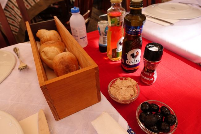 パン、オリーブ、ツナのパテ。<br /><br />日本でいうお通しみたいなもので、食べると料金がかかりますが、食べなければチャージされません。<br /><br />お腹空いていたので食べましたが。