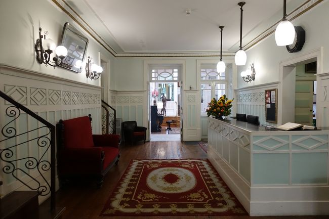 ホテルに到着。<br /><br />今回チェーン系（IHGとかSPGとか）ではなく、ヨーロッパの趣きあるホテルとかおしゃれなデザイン系のホテルに泊まるというテーマにしており、ポルトでは「Grande Hotel de Paris」というところに。<br /><br />確かポルト最古のホテルだそうでめちゃくちゃ趣きがありますが、部屋はまぁなかなか古い感じで1泊で良かったかも（早速テーマから外れているしw）<br /><br />フロントのスタッフの対応は良かったです。あと立地も便利で完璧。<br /><br />こちらはフロントの写真。エレベーターが手で閉めるドアで趣きがあります。