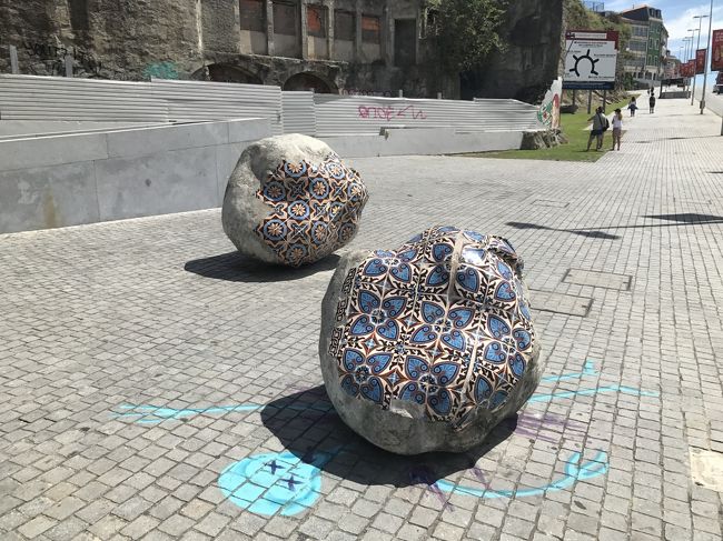 サンベント駅を出たところにもアズレージョ模様の石が。<br /><br />街中のいたるところで見られます。