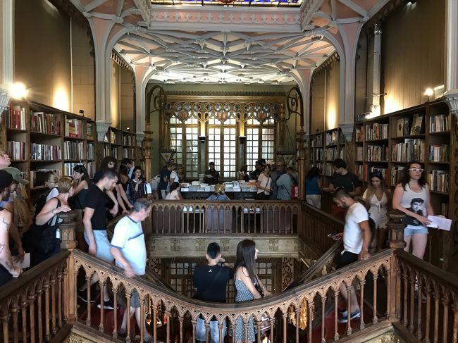 内部は美しいのですが、こんな感じで人がごった返しているので、雰囲気を味わうには少し惜しい…。