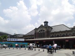 台鉄台中駅の旧駅舎、レトロで素敵です。
ここを通って、現在の駅舎に行けます。
