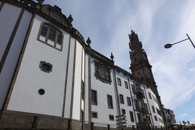 続いてクレリゴス教会へ。<br /><br />こちらの展望台からポルトの街を一望するのを楽しみにしていました！