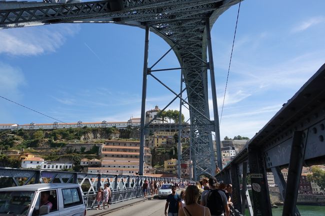 せっかくなので橋を渡ってみます。<br /><br />人だかりができており、何事？と思っていたら…