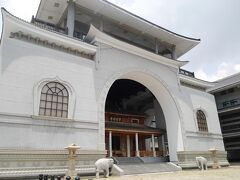 「宝覚寺」に到着！
ここは、釈迦如来像を本尊とする仏教寺院。
日本人移住民1万4千人を埋葬した共同墓地もあります。