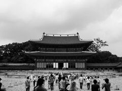 お次は、世界遺産の昌徳宮に見学に行きます。

こちらの魅力は、徳寿宮よりも敷地が広く、建物がよりダイナミックで、重厚感のある雰囲気だったと記憶しています。