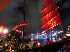 アクアルナは60年代のジャンク船をイメージした帆船でのビクトリア湾クルーズ。
赤い帆が特徴的です。45分ワンドリンク付きです。