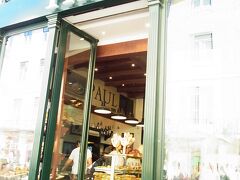 ケーブルカーで昇った坂道を帰りは徒歩で。

アウグスタ通りに戻ってきた。
ＰＡＵＬもあるのね。